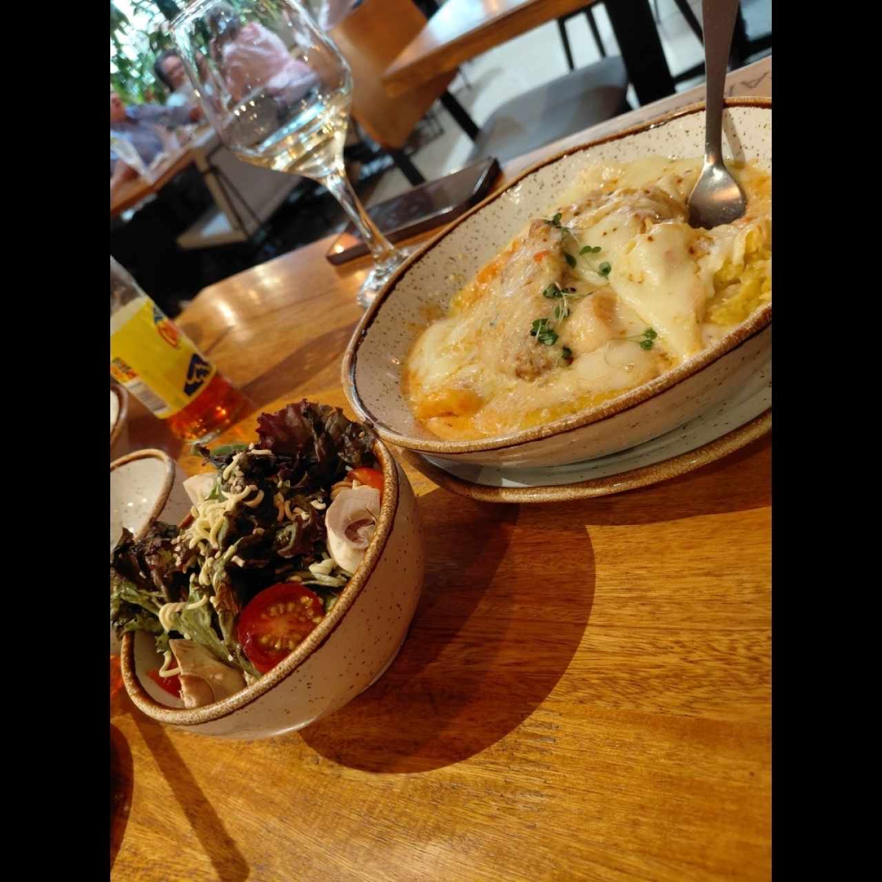plato especial róbalo con camarones y puré de platano acompañado con ensalada verde