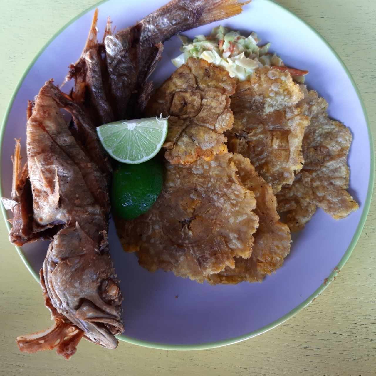 Pescado frito con patacones