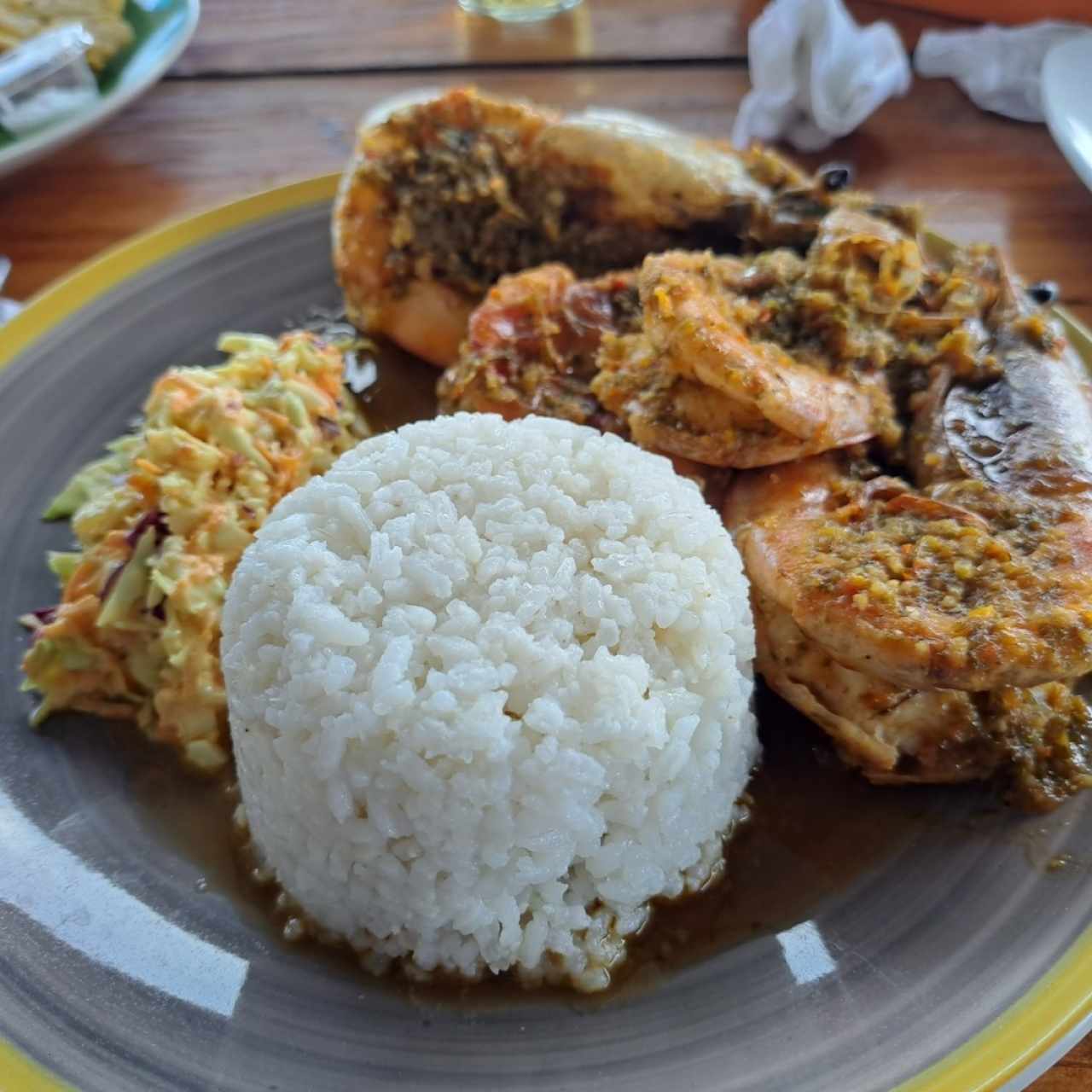 Langostinos al ajillo con arroz con coco