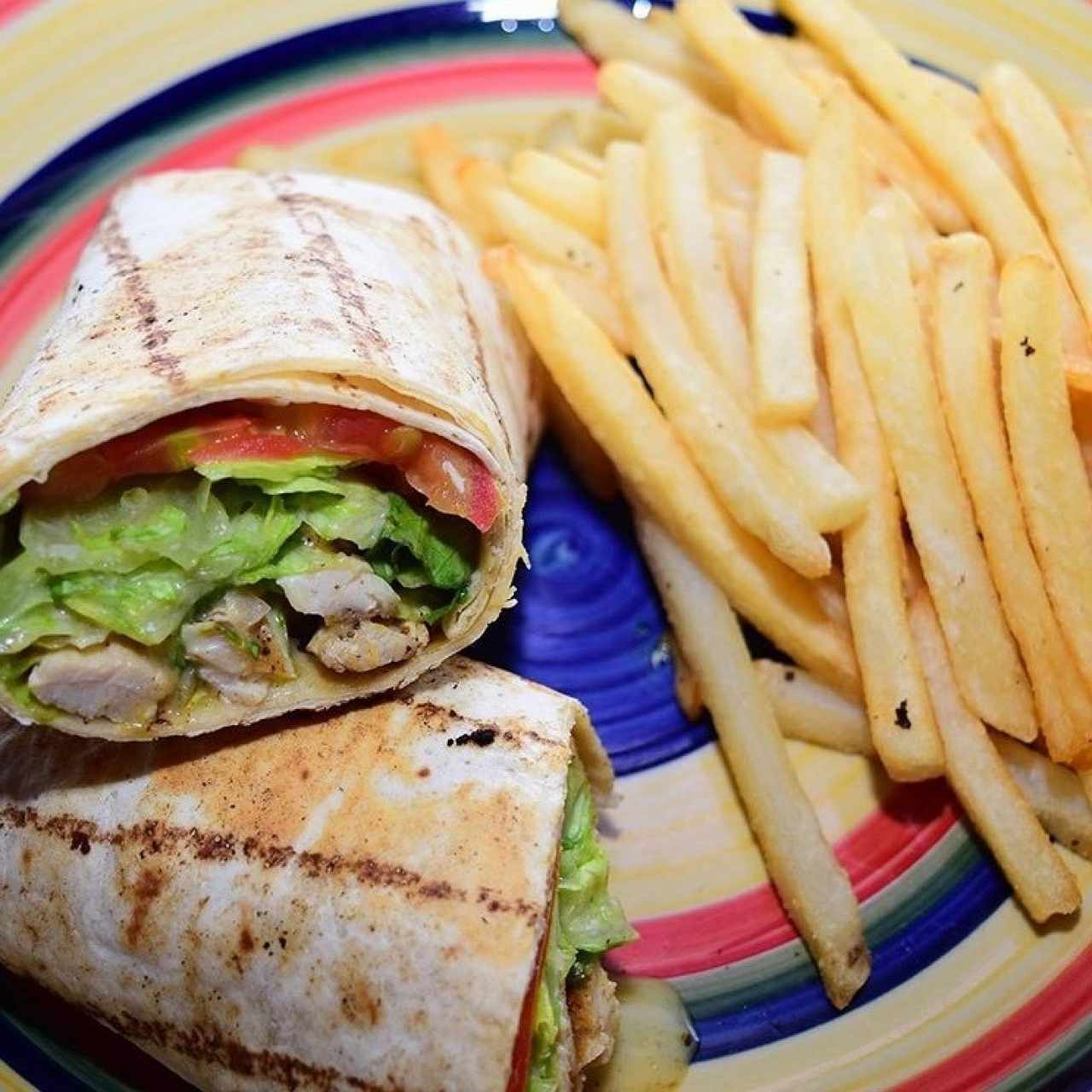 Wrap de camarones con ensalada de lechuga y tomate sobre salsa de Maracuya