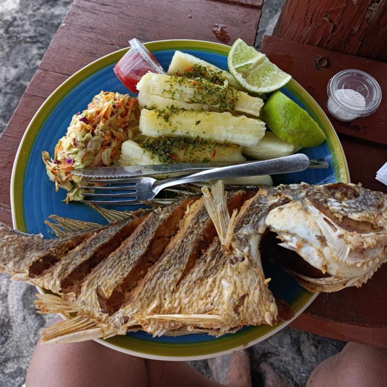 pescado frito con yuca al moho