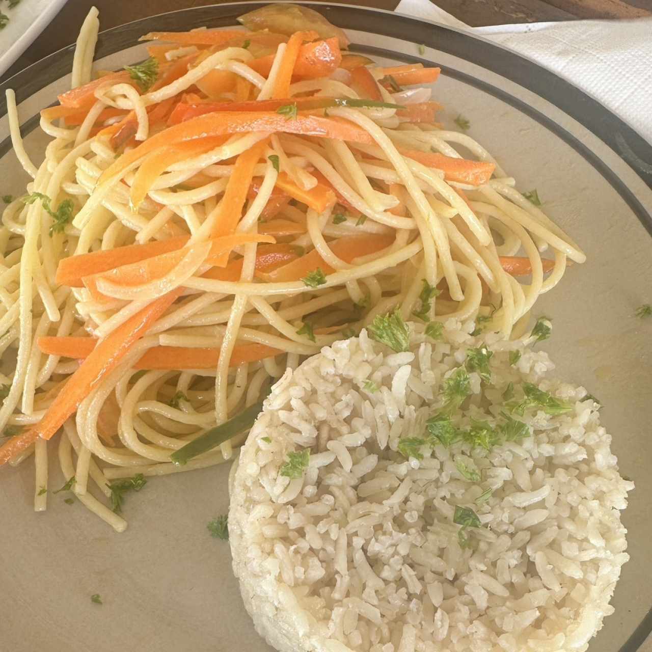 Spaghetti con vegetales y arroz con coco