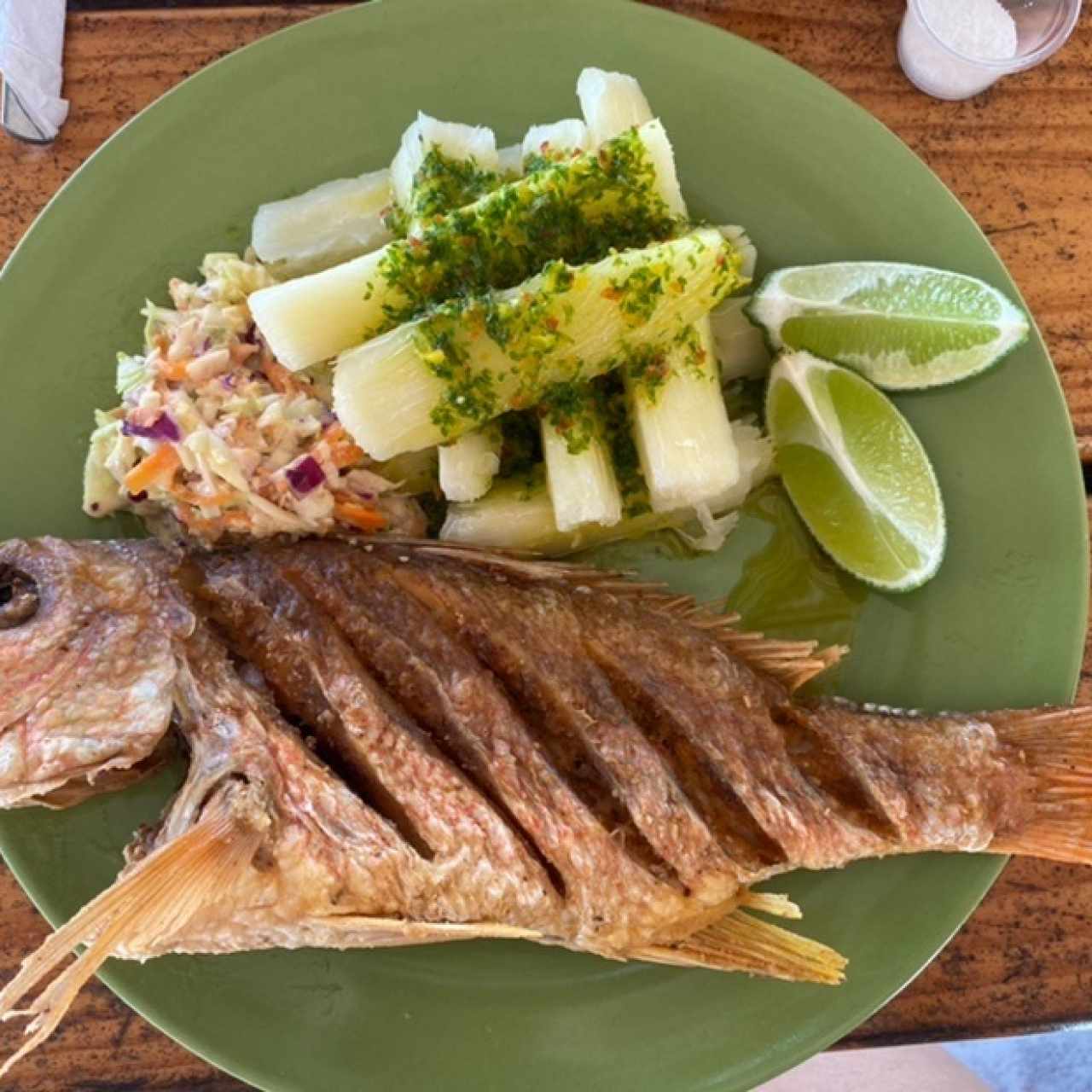 pescado frito con yuca al mojo