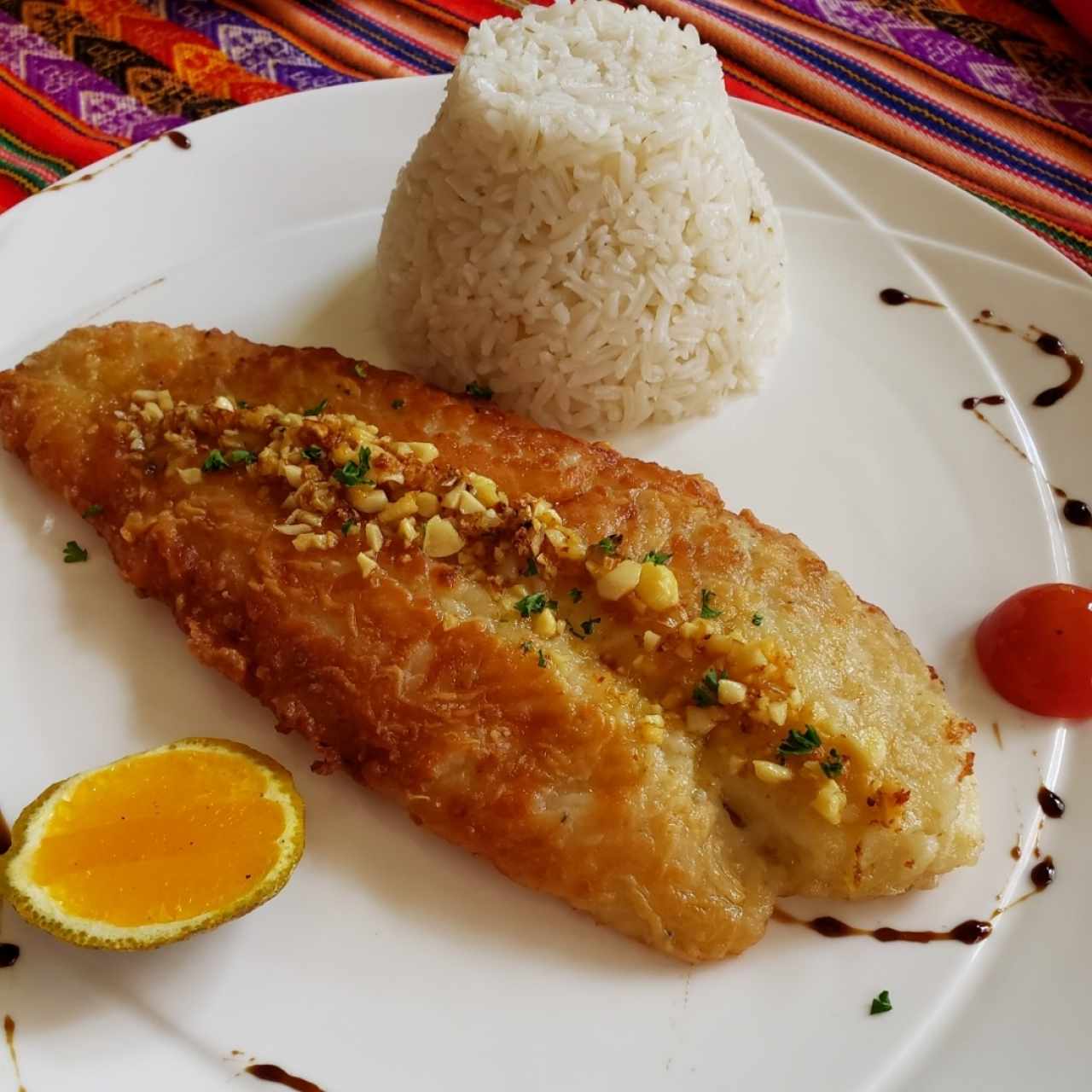 corvina al ajillo con arroz