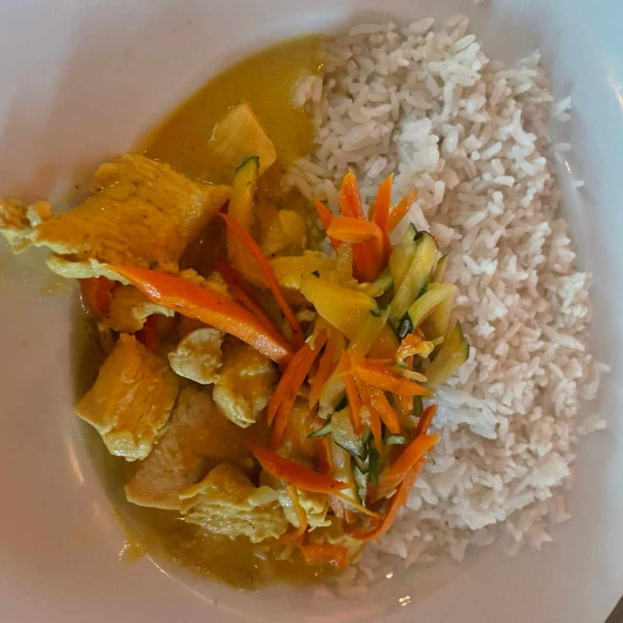 Pollo Estilo Afroantillana con Leche de Coco, con Arroz