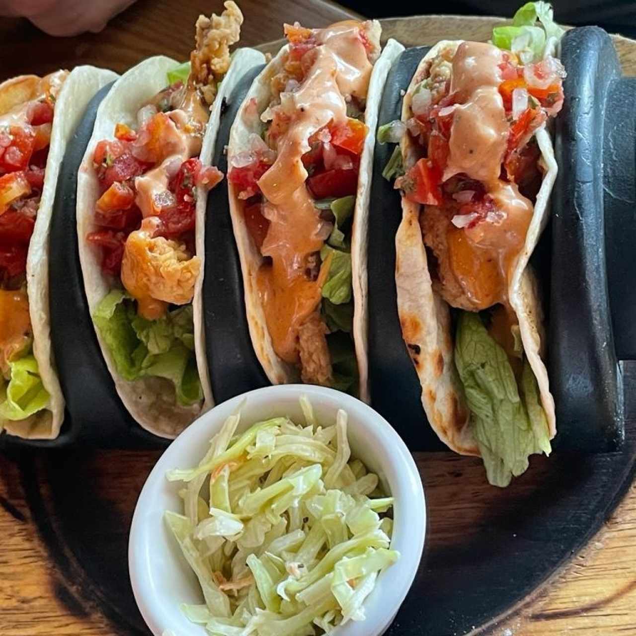 TACOS DE PESCADO JULIO VERNE (Filete de Corvina Fresco, ligeramente apanado, servido con Tortillas de Harina, Pico de Gallo, Lechuga Mixta, aderezado con una Decadente Mayonesa de Chipotle y acompañado de una Ensalada de Repollo y Zanahoria)