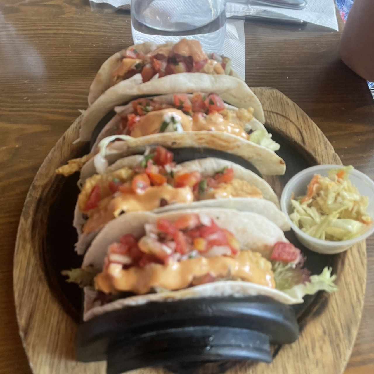 TACOS DE PESCADO JULIO VERNE (Filete de Corvina Fresco, Ligeramente Apanado, con Tortillas de Harina, Pico de Gallo, Lechuga Mixta, con  Mayonesa de Chipotle y con  una Ensalada de Repollo y Zanahoria)