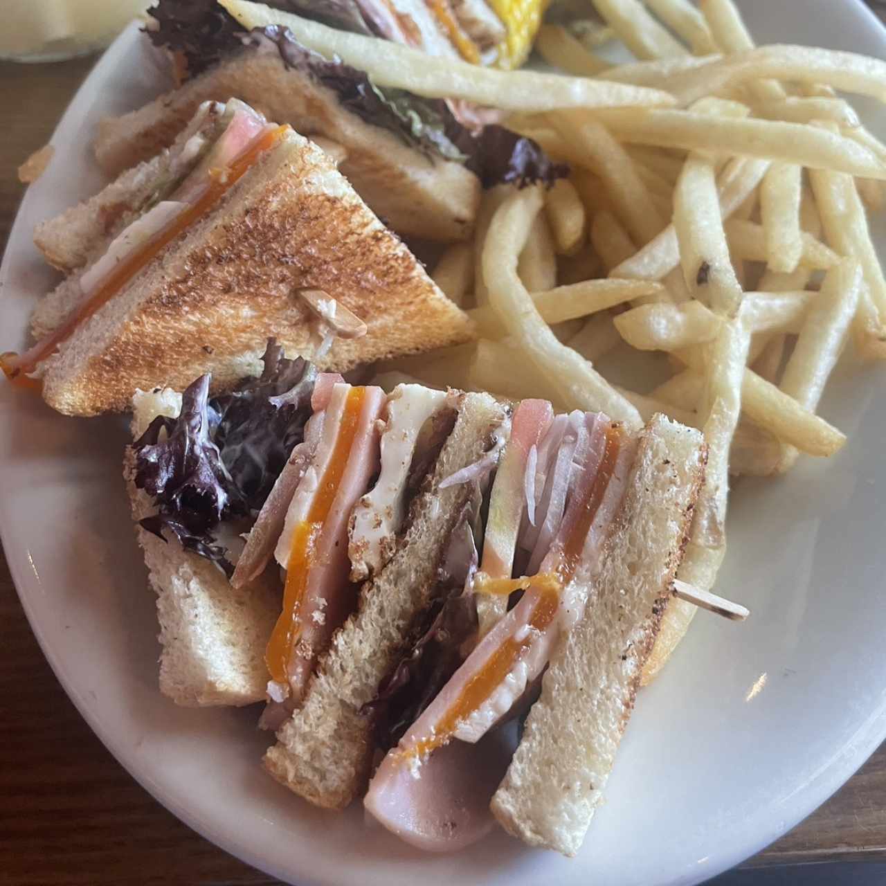 CLUB SANDWICH (Tres Capas de Pan Tostado con Jamón, Pavo, Huevo, Tocino, Queso, Lechuga, Tomate y Cebolla, con Nuestra Mayonesa de la Casa, con Ensalada de Repollo y Zanahoria)