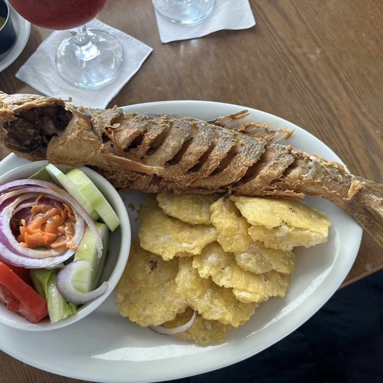 PESCADO ENTERO FRESCO FRITO, con Patacones y Ensalada Jardinera