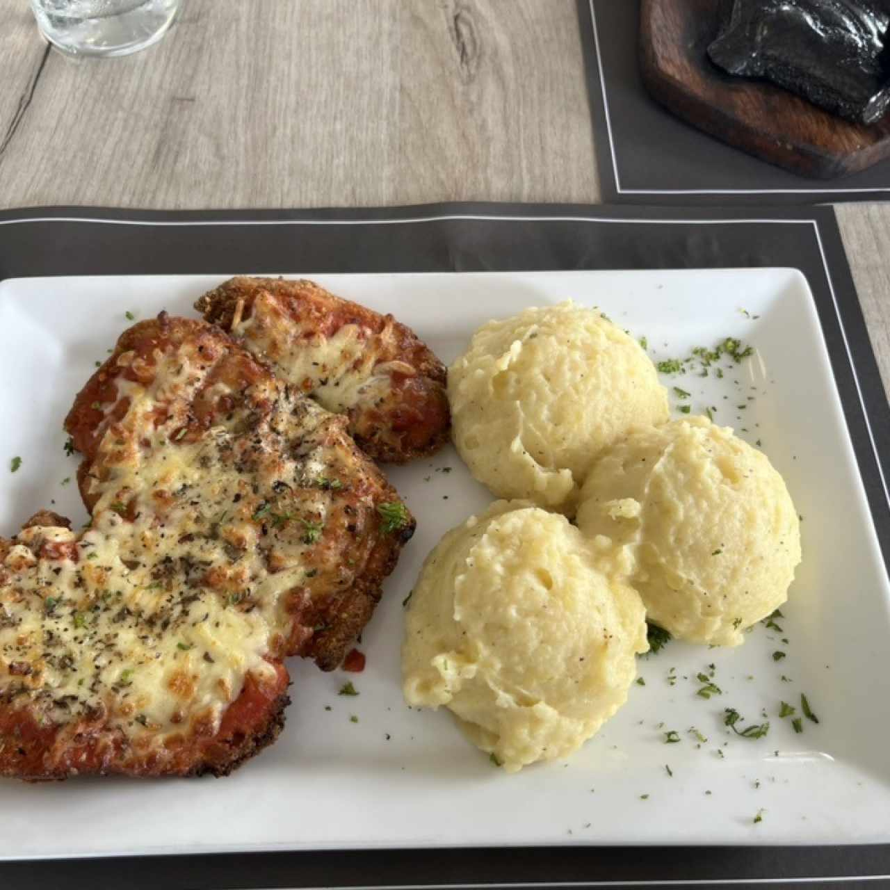 Pollo a la milamesa con pure de papas