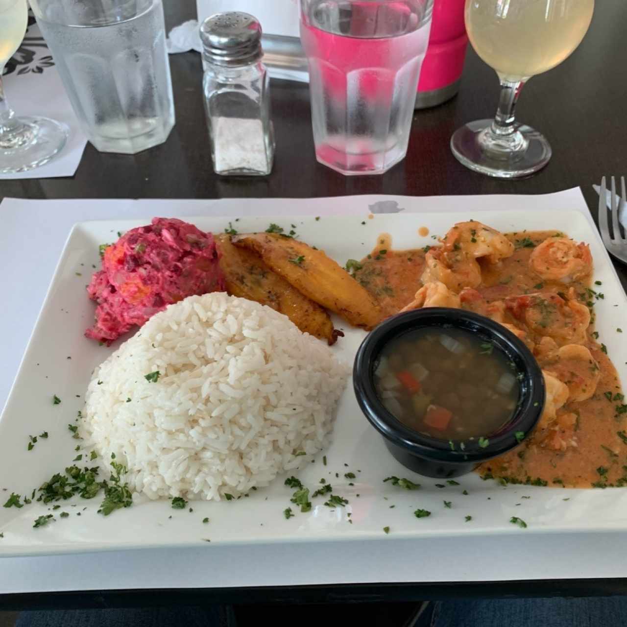 Camarones al ajillo con arrazo, ensalda roja, lentejas y tajadas. 