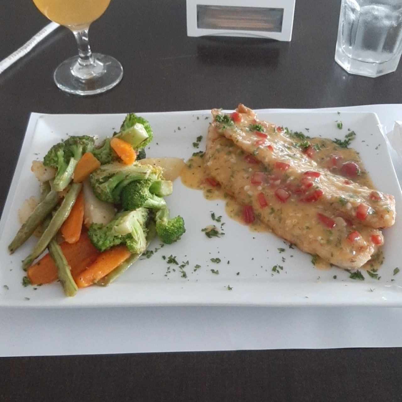 corvina al ajillo con vegetales salteados