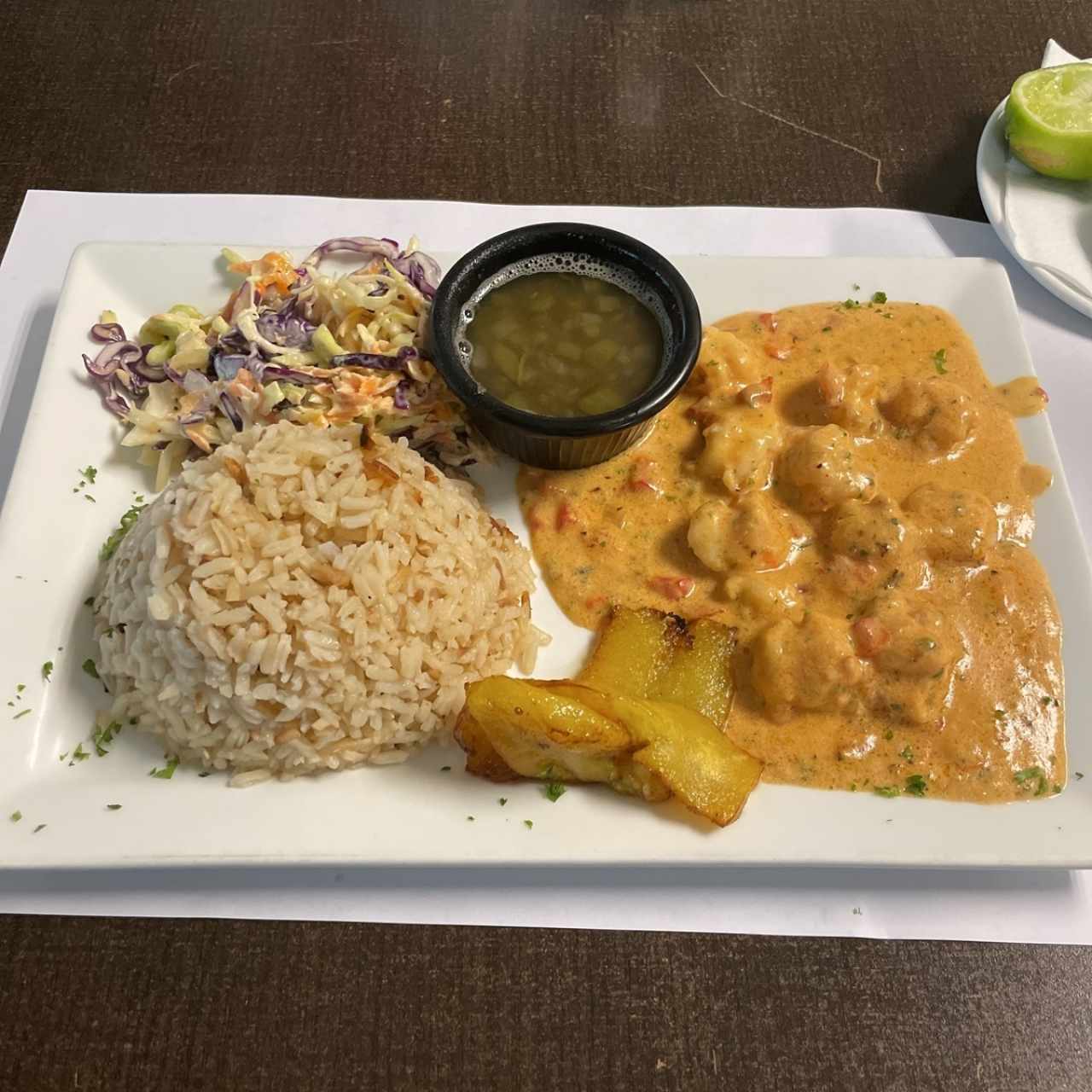 camarones al ajillo con arroz con coco y ensalada