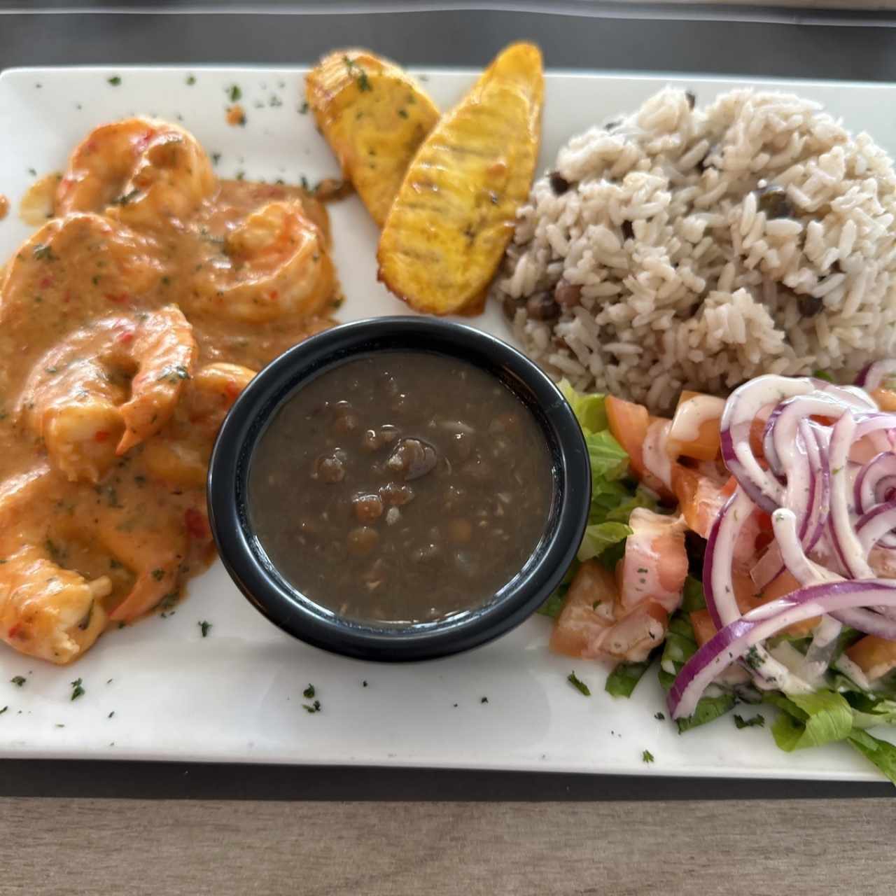 Camarones al ajillo con arroz, menestra, ensalada, tajada