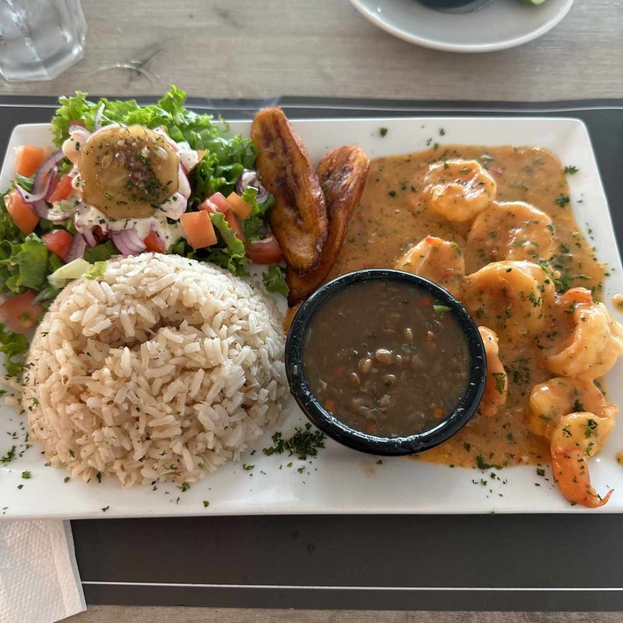 Camarones al ajillo con arroz, lentejas y ensalada 