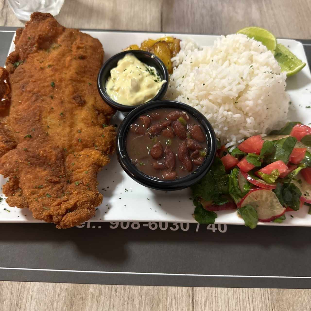 Filete de pescado apañado con acompañamientos