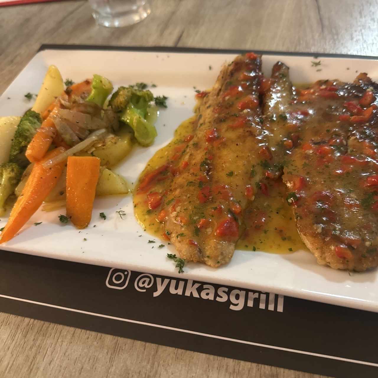 Filete de corvina al ajillo con vegetales salteados 