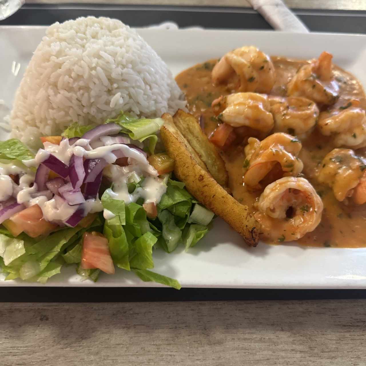 Camarones al ajillo con arroz y ensalada 