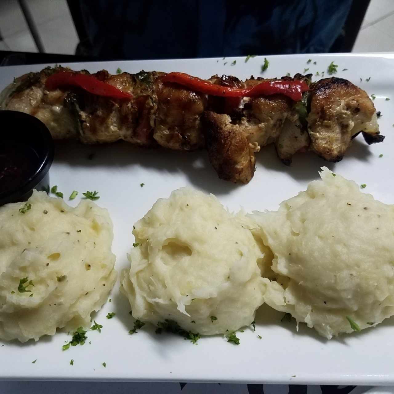 Brocheta de pollo con puré de yucas