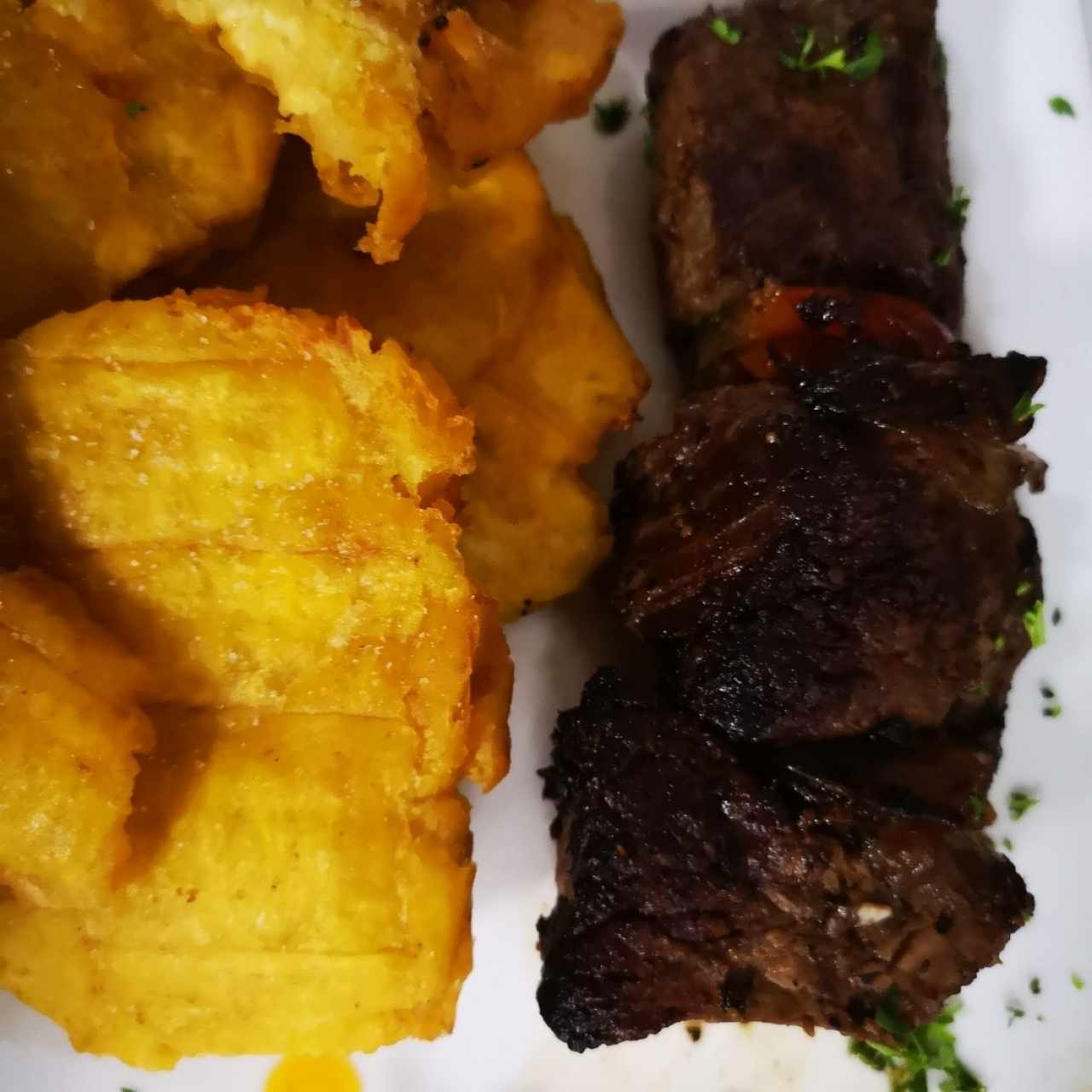 brocheta de filete con patacones