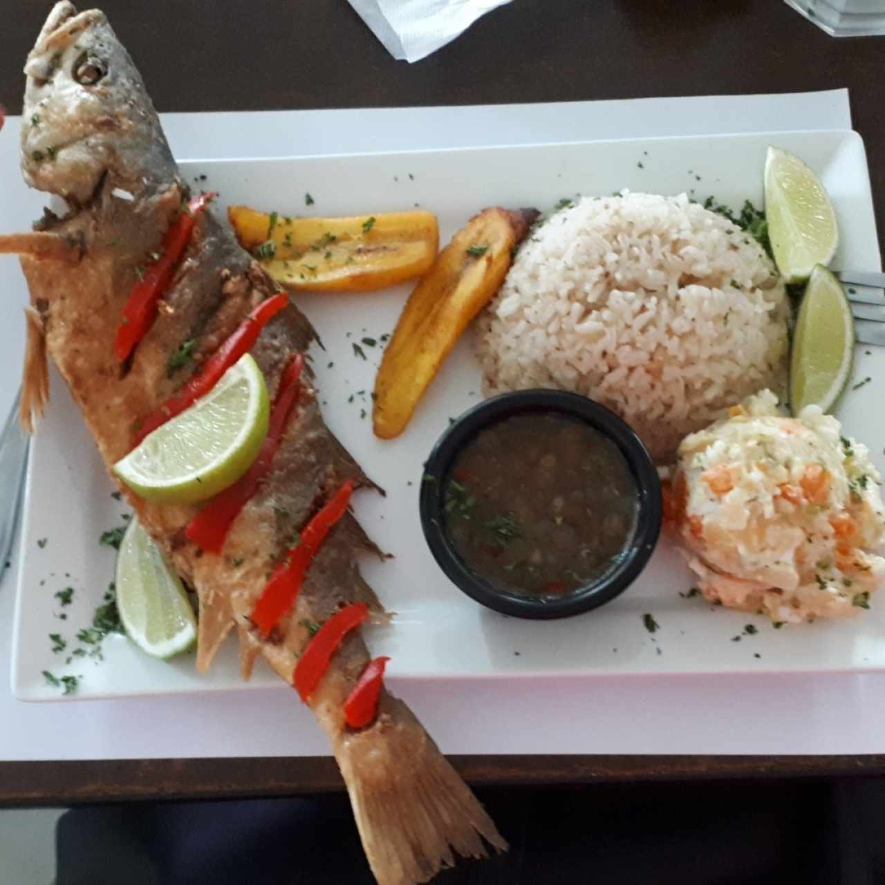 Corvina frita, arroz con coco y ensalada de papas