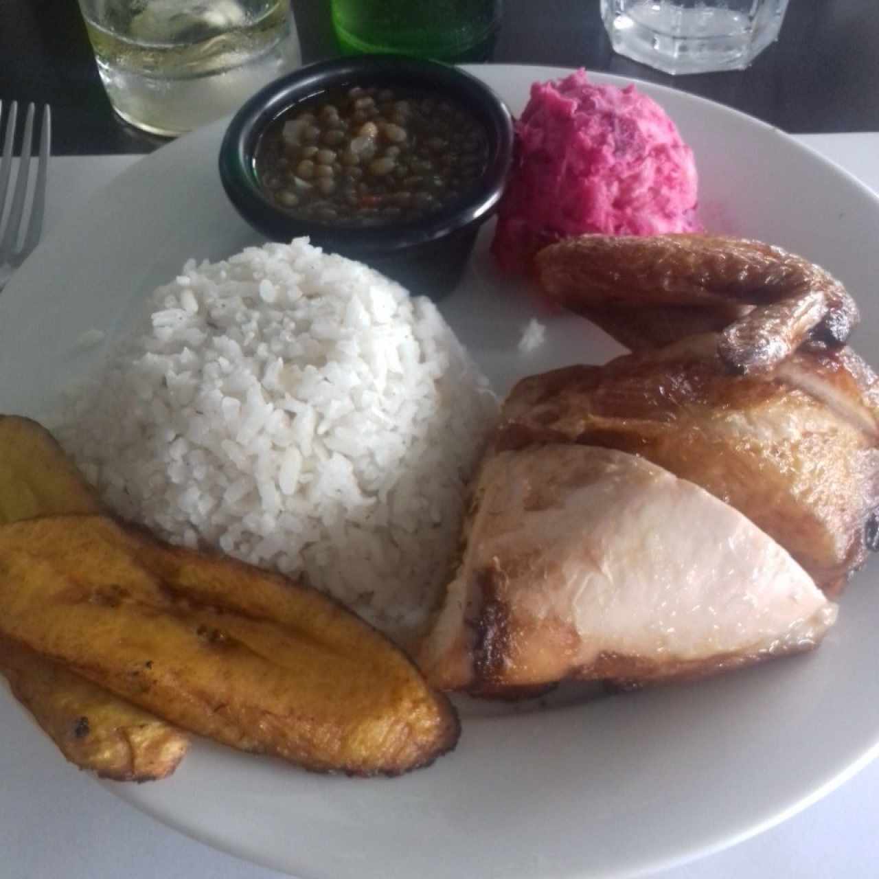 Arroz con coco, pollo, lentejas, tajadas, ensalada de papas