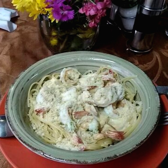 Lingüini en sala Bechamel y camarones con un delicioso Torrontés.