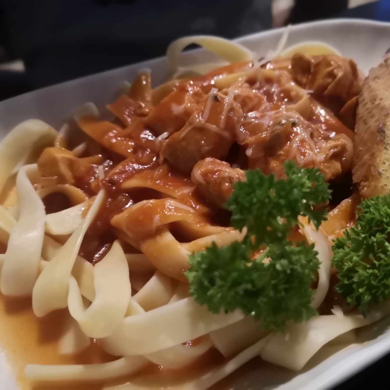 Fetuccini en salsa de tomate y pollo