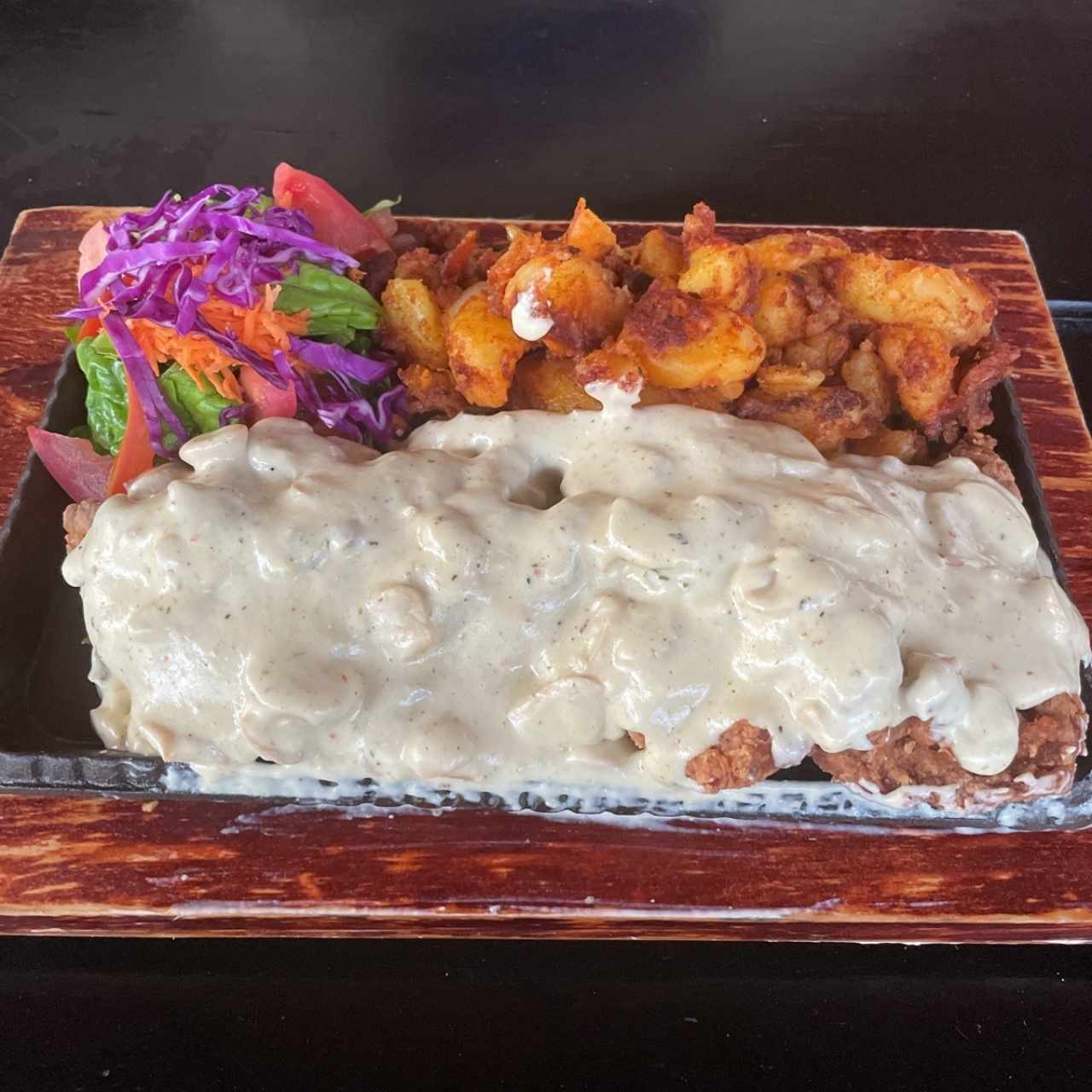 JagerSchnitzel de cerdo con papas aleman y ensalada