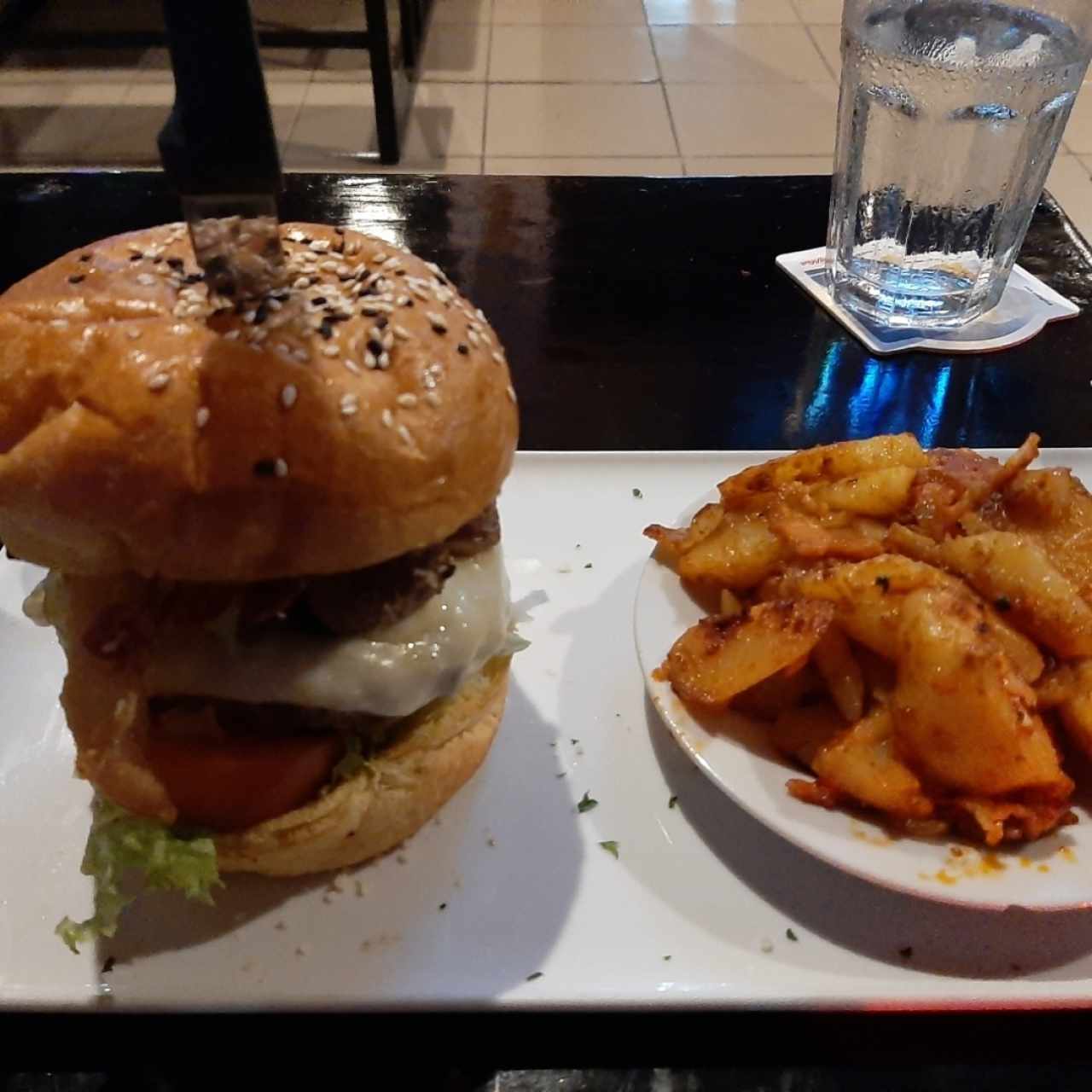 hamburguesa Gambrinus con papas alemanas