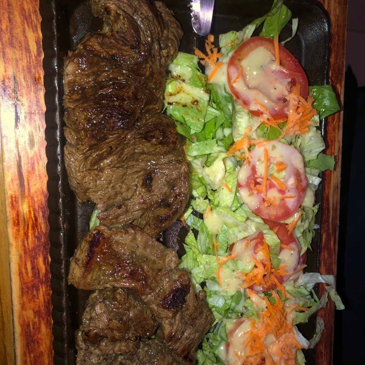 Filete de Carne a la Parrilla con ensalada mixta 