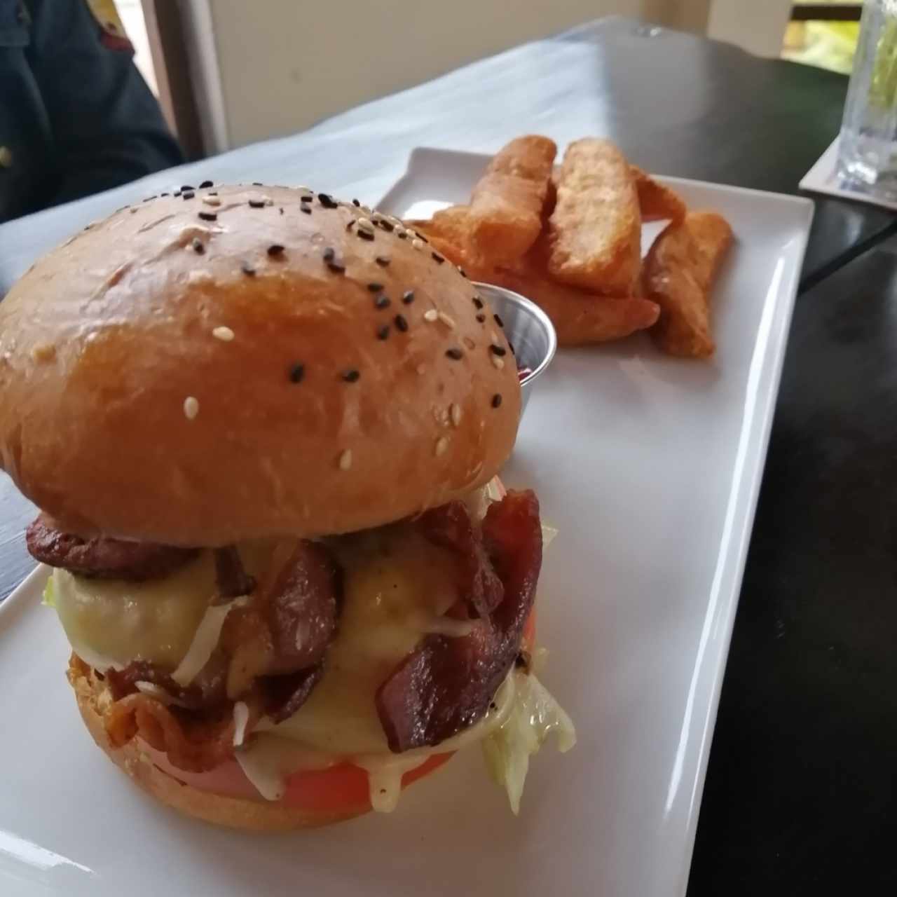 Clásica con chorizo, balcón y papas wedge