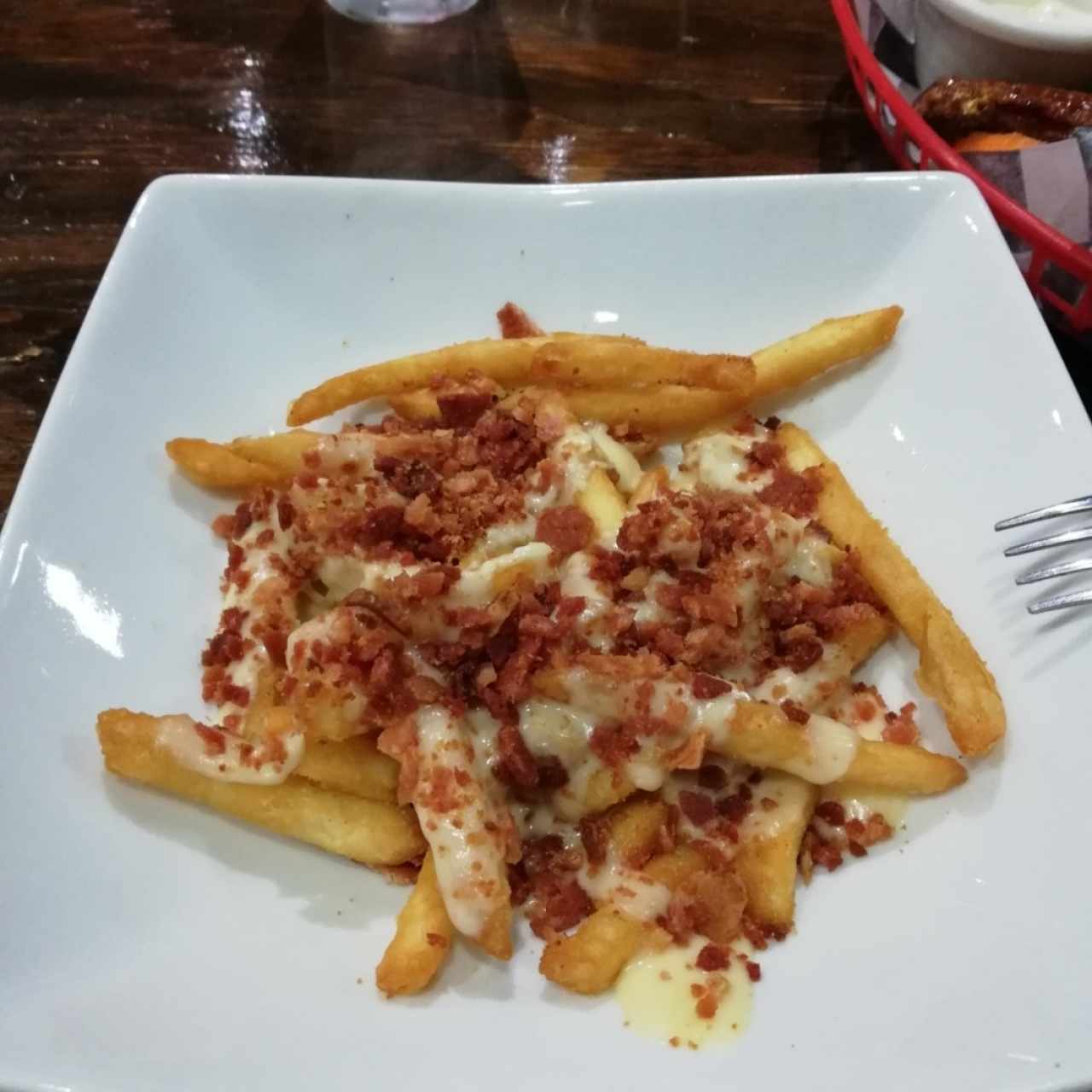 Papitas con queso y bacon