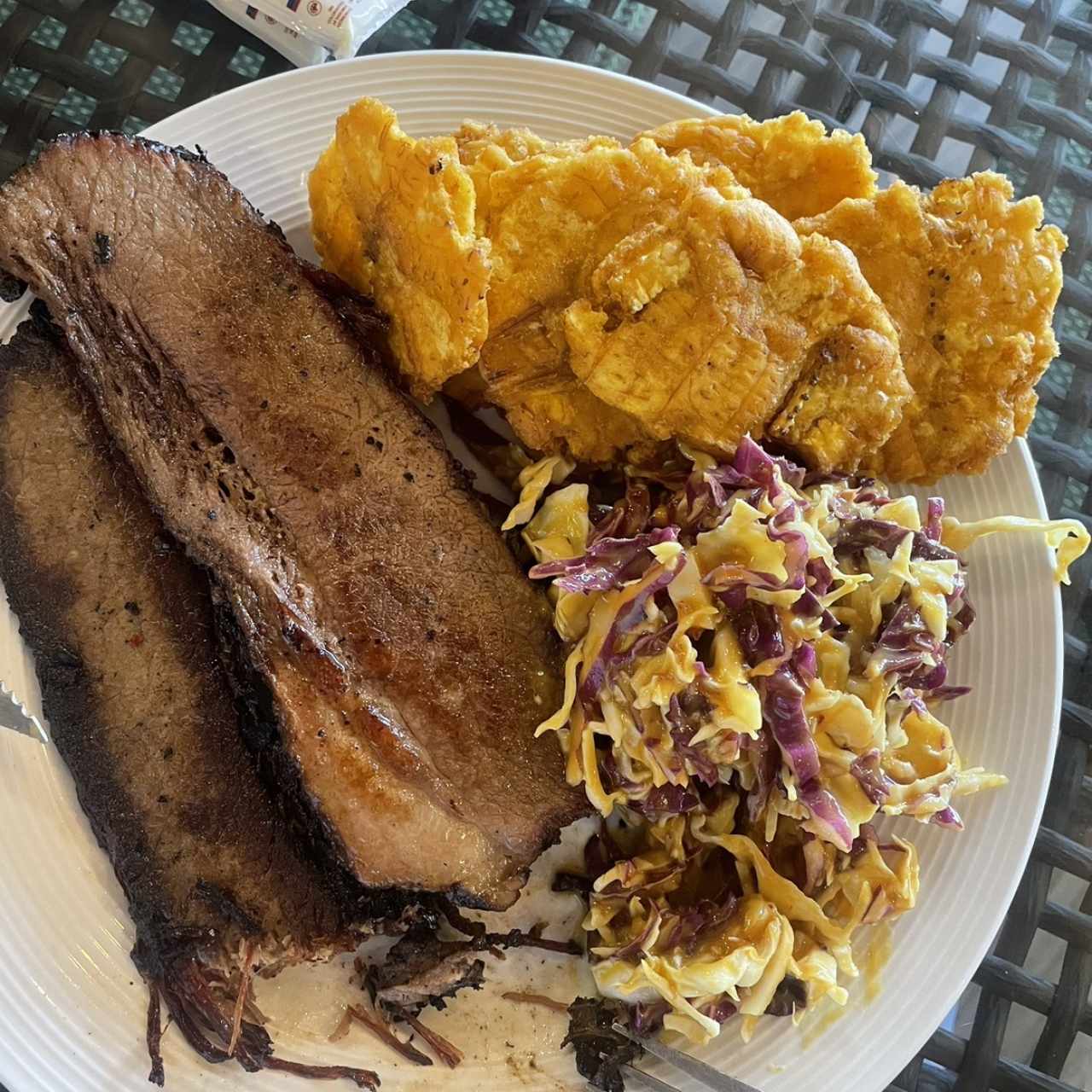 Brisket con ensalada y patacones 