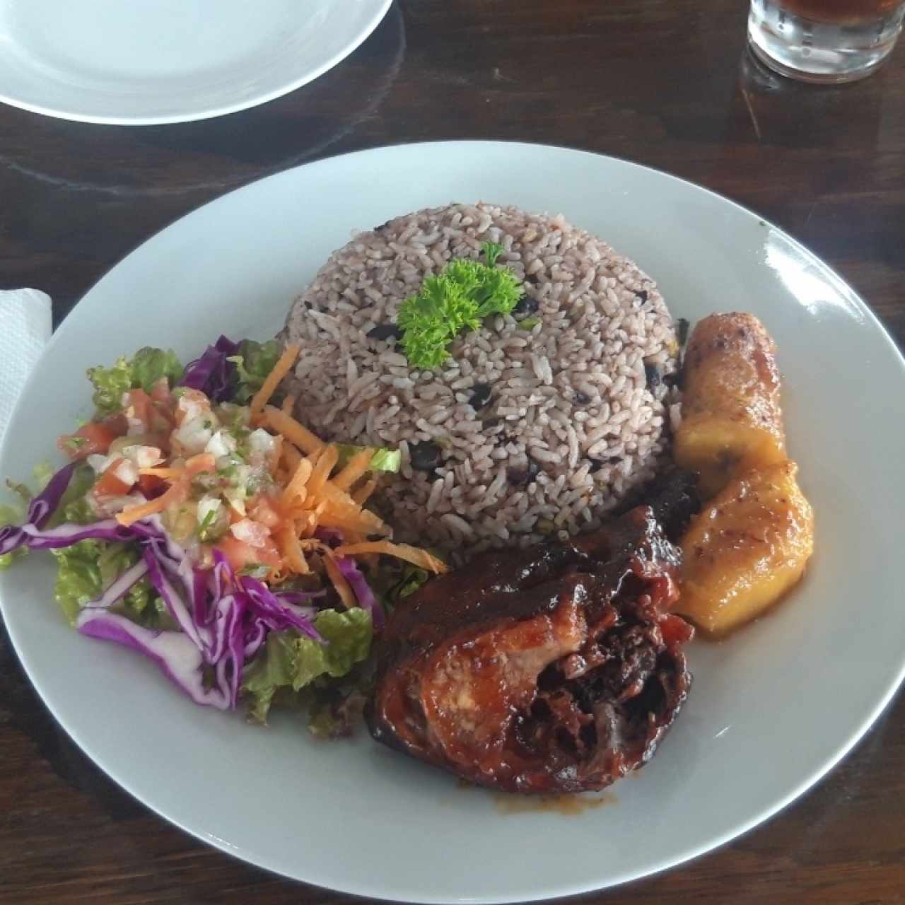 Gallo Pinto, Pollo Ahumado con salsa Barbecue, Platáno a la tentación, Ensalada Verde