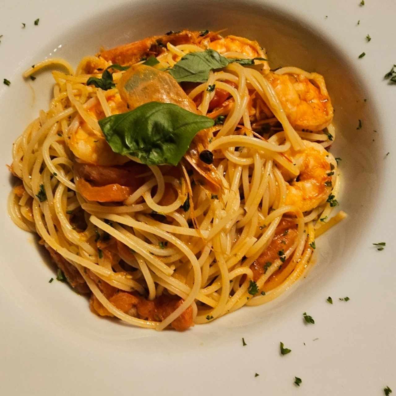 langostinos con espagueti al óleo y tomate fresco