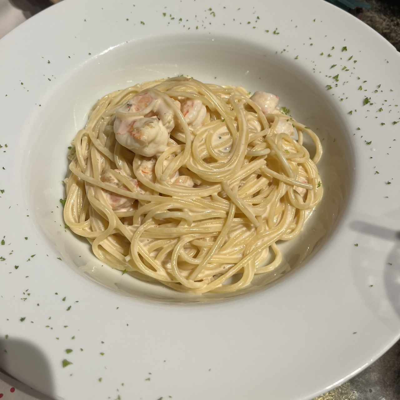 Pasta en salsa blanca con camarones