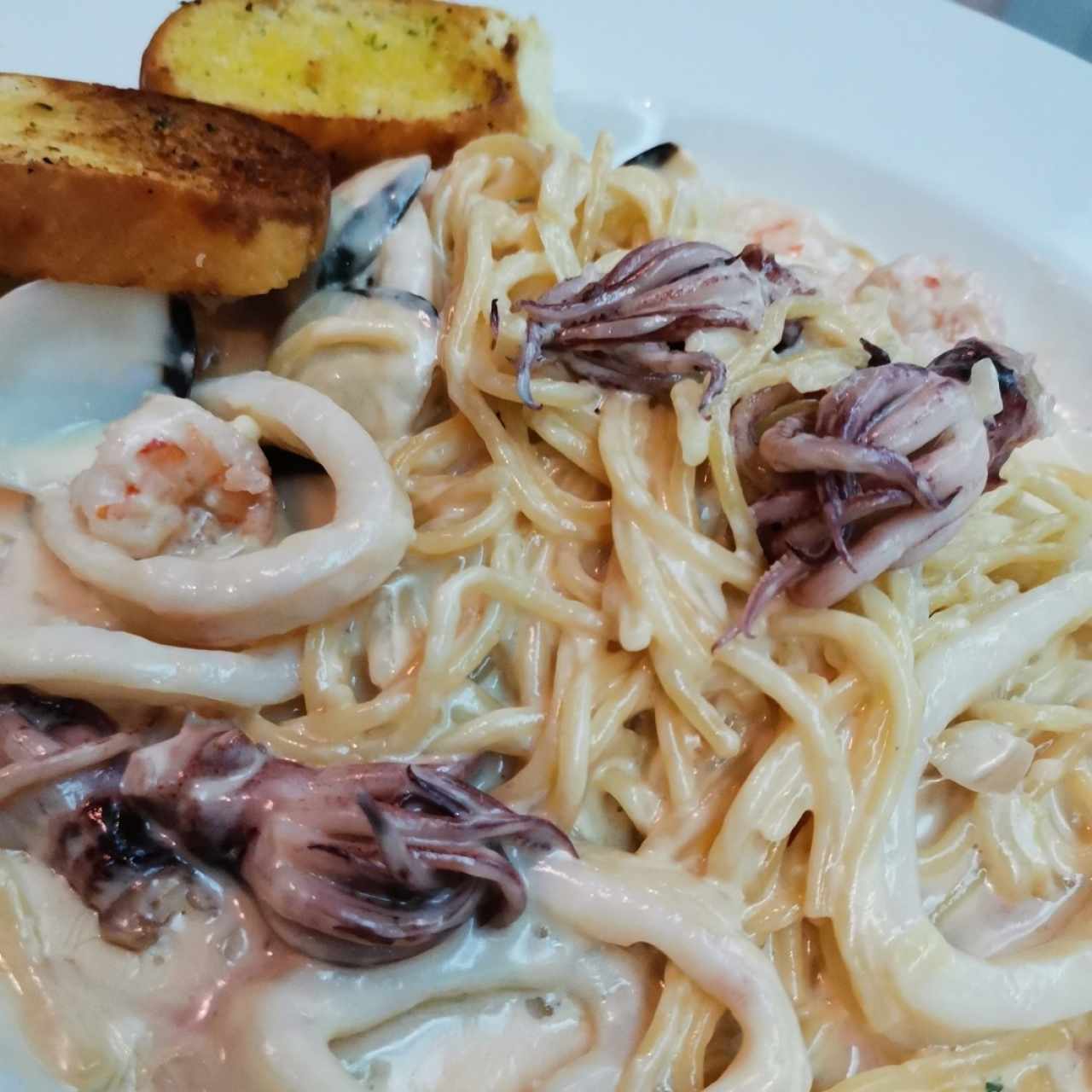 Mariscos con pasta en salsa blanca