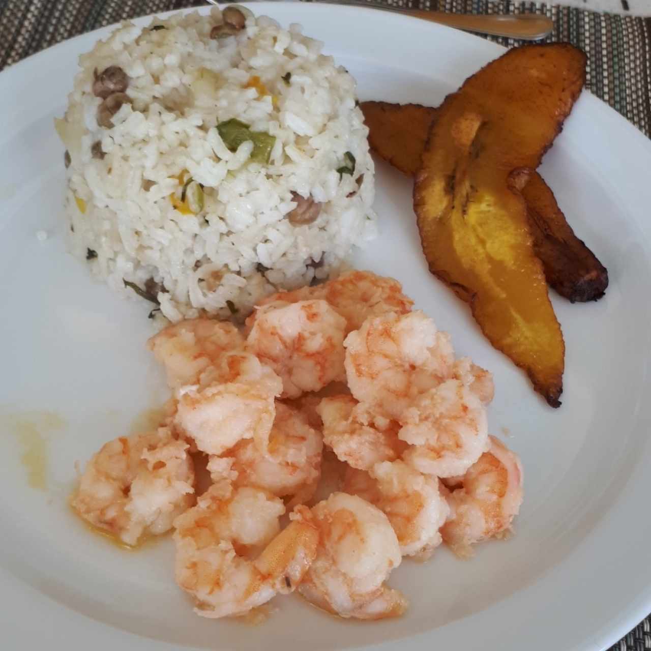 Camarones a la parrilla y arroz con guandú