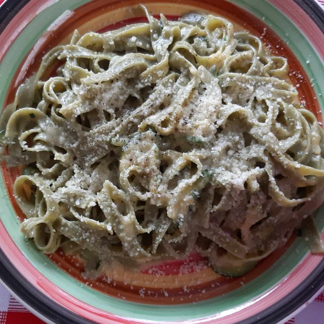 fetuccini verdi  con zuchini y parmesano