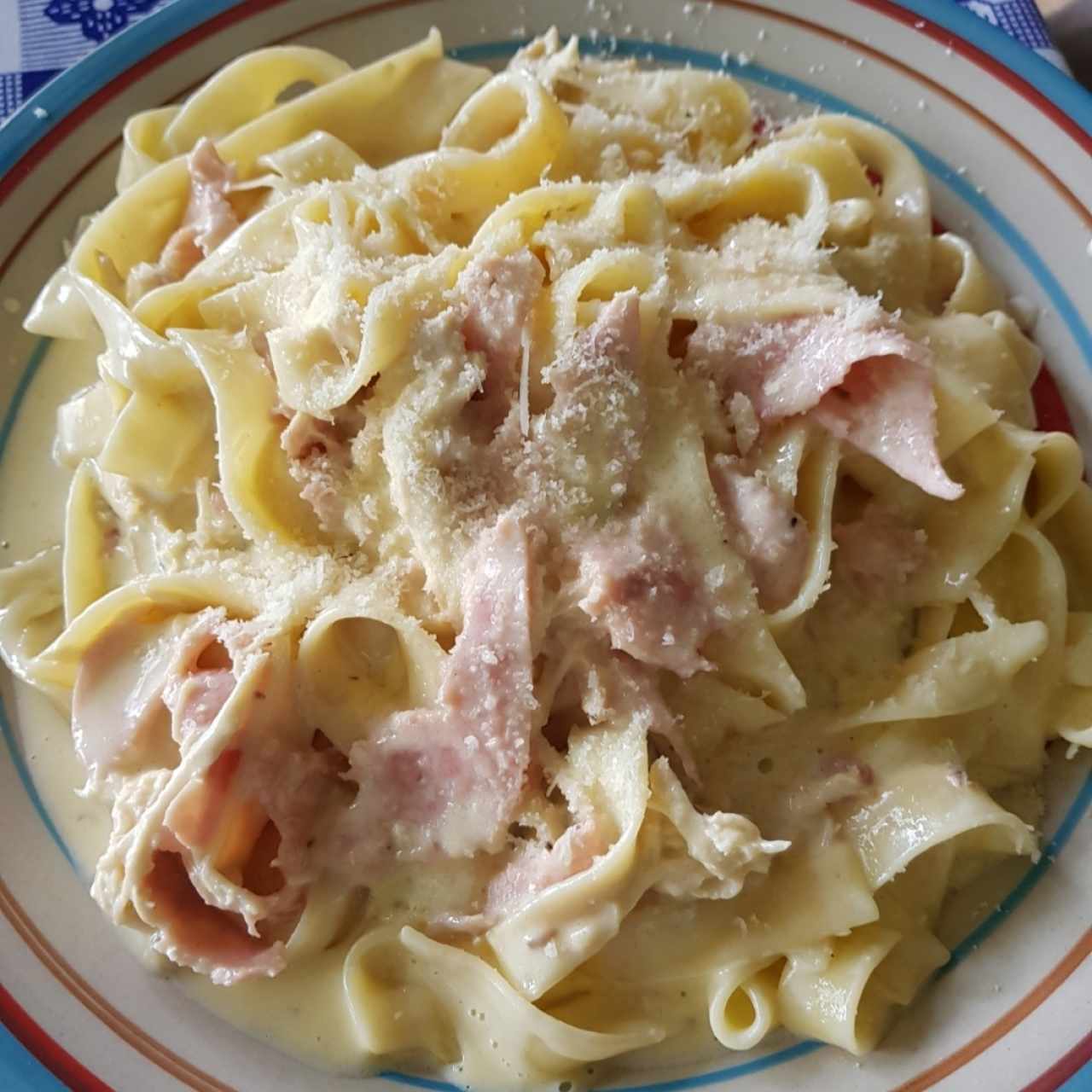 fetuccini con pollo y jamón en salsa blanca