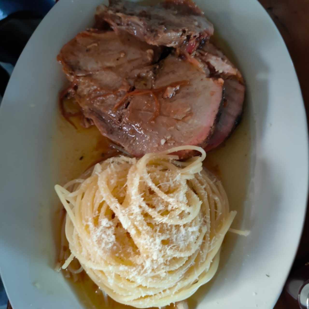 Pernil con pasta al óleo 