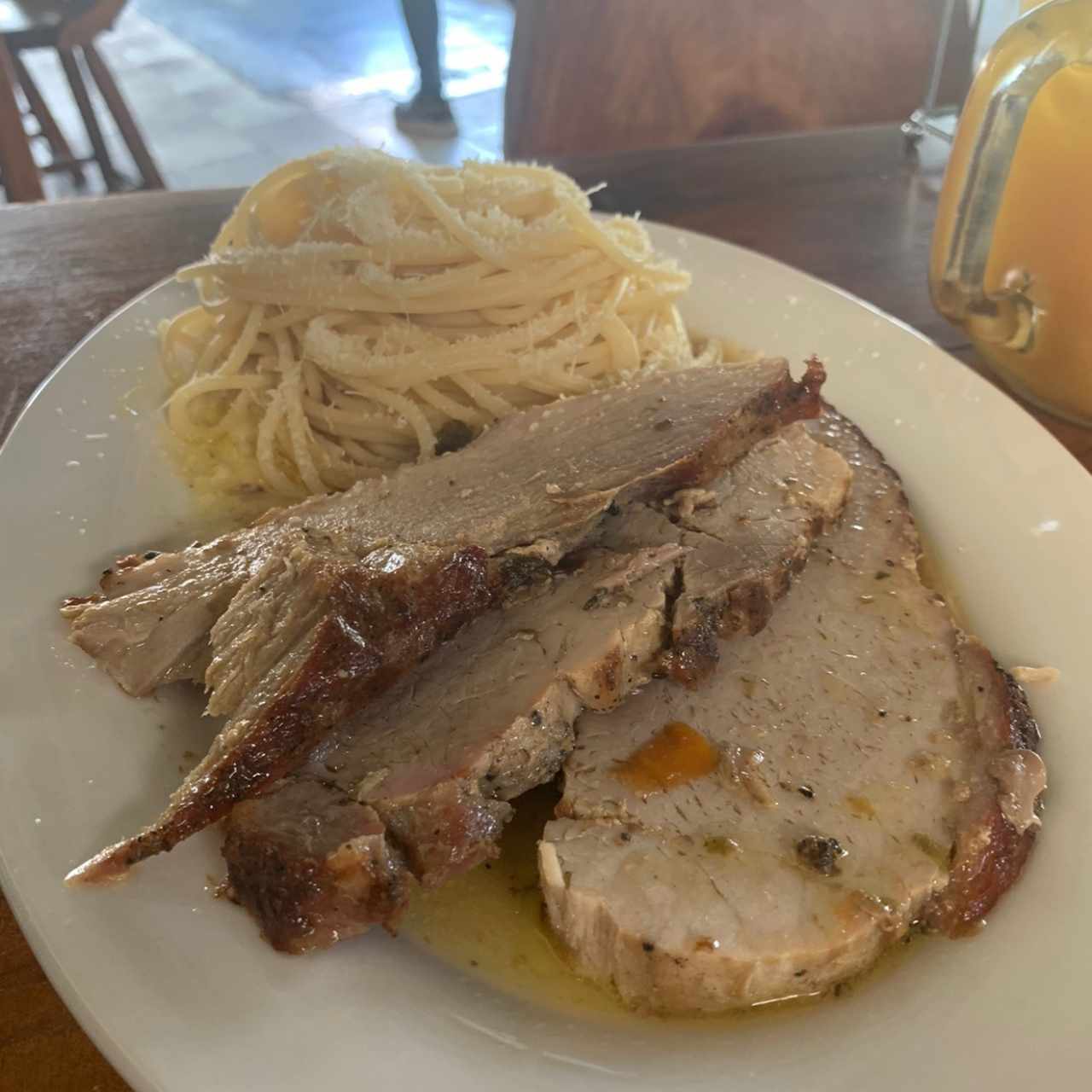 Pernil a la leña con pasta al oleo