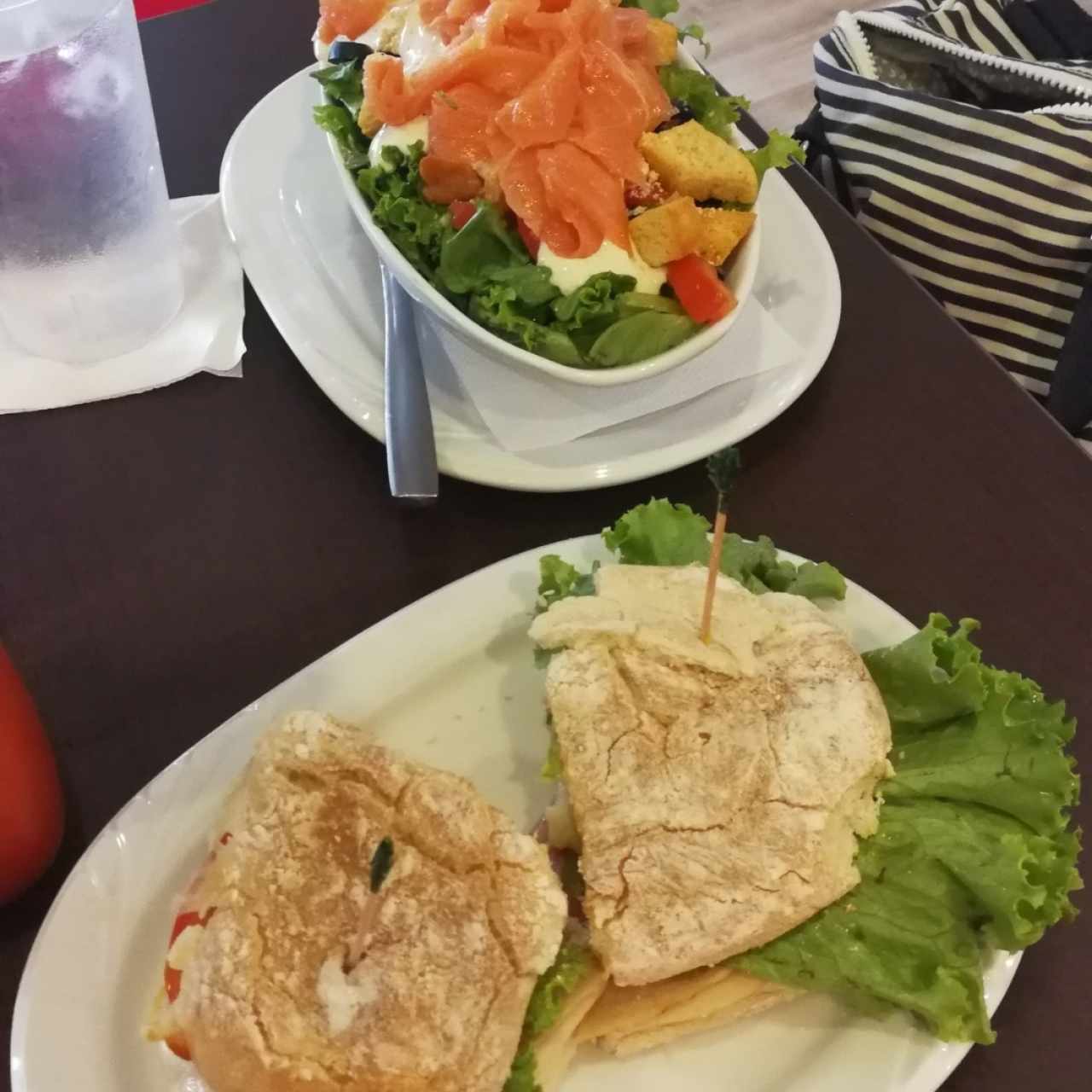 ensalada de salmon y emparedado de embutidos varios. 