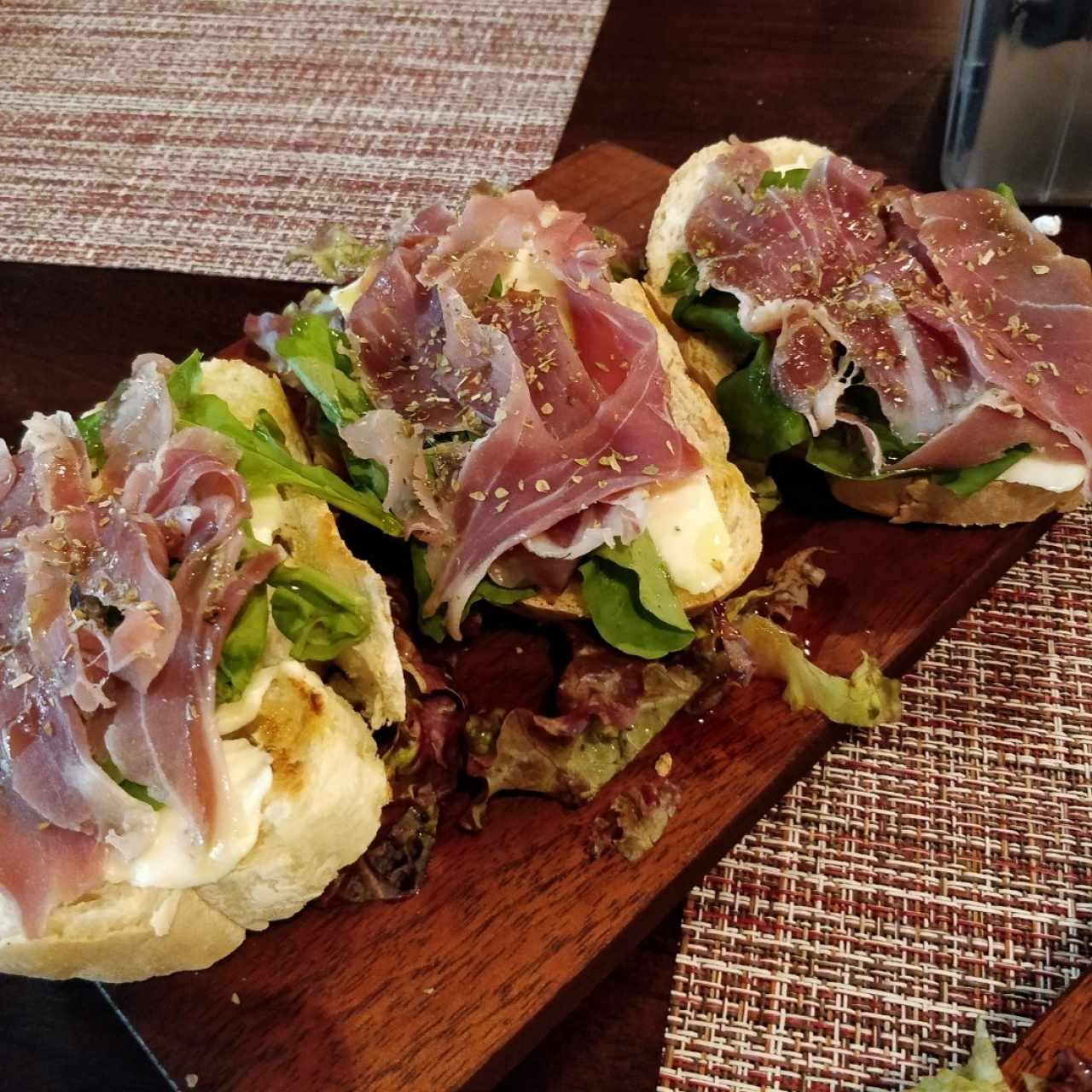 Bruschetta de jamon serrano, arugula y queso mozzarella