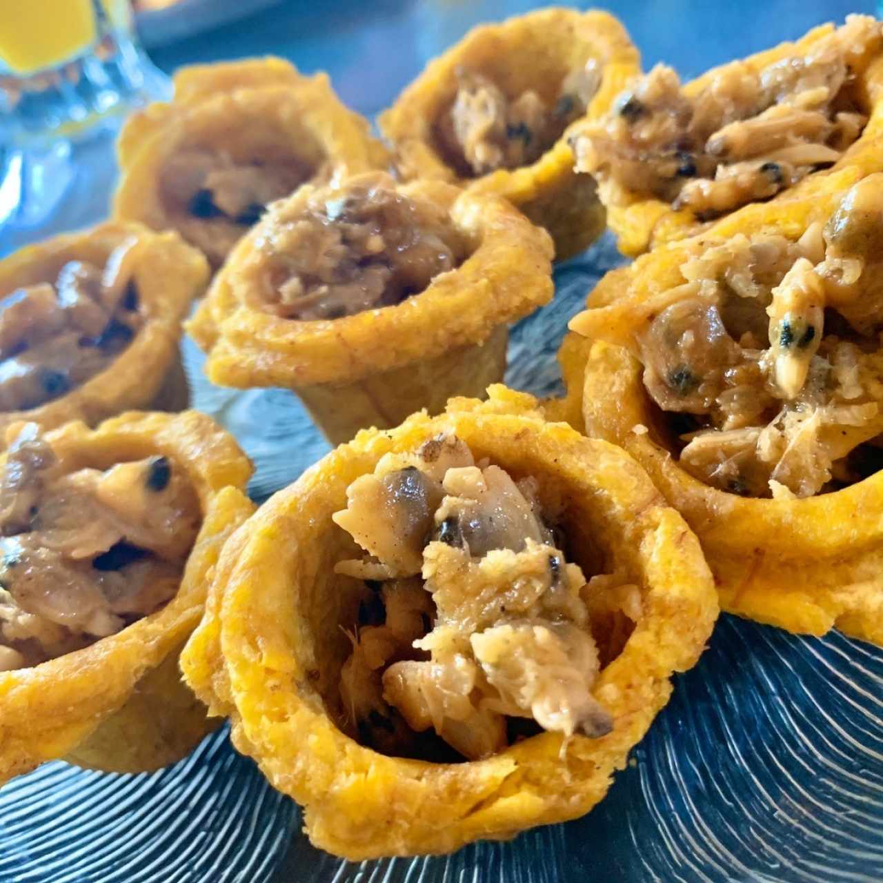 Canastitas de patacón, rellenas de almejas al ajillo y al gengibre!