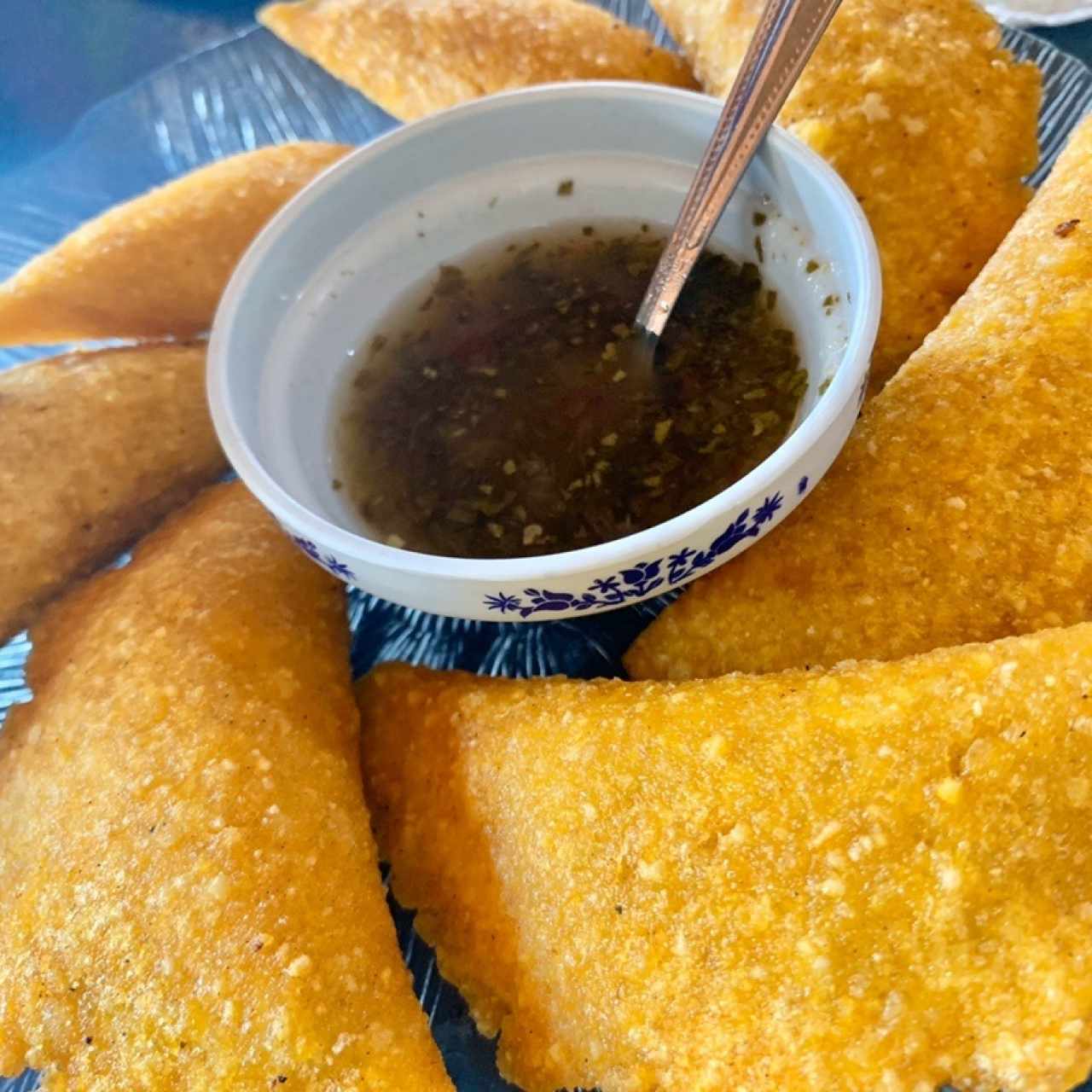 Empanaditas de papa, rellenas de carne mechada.