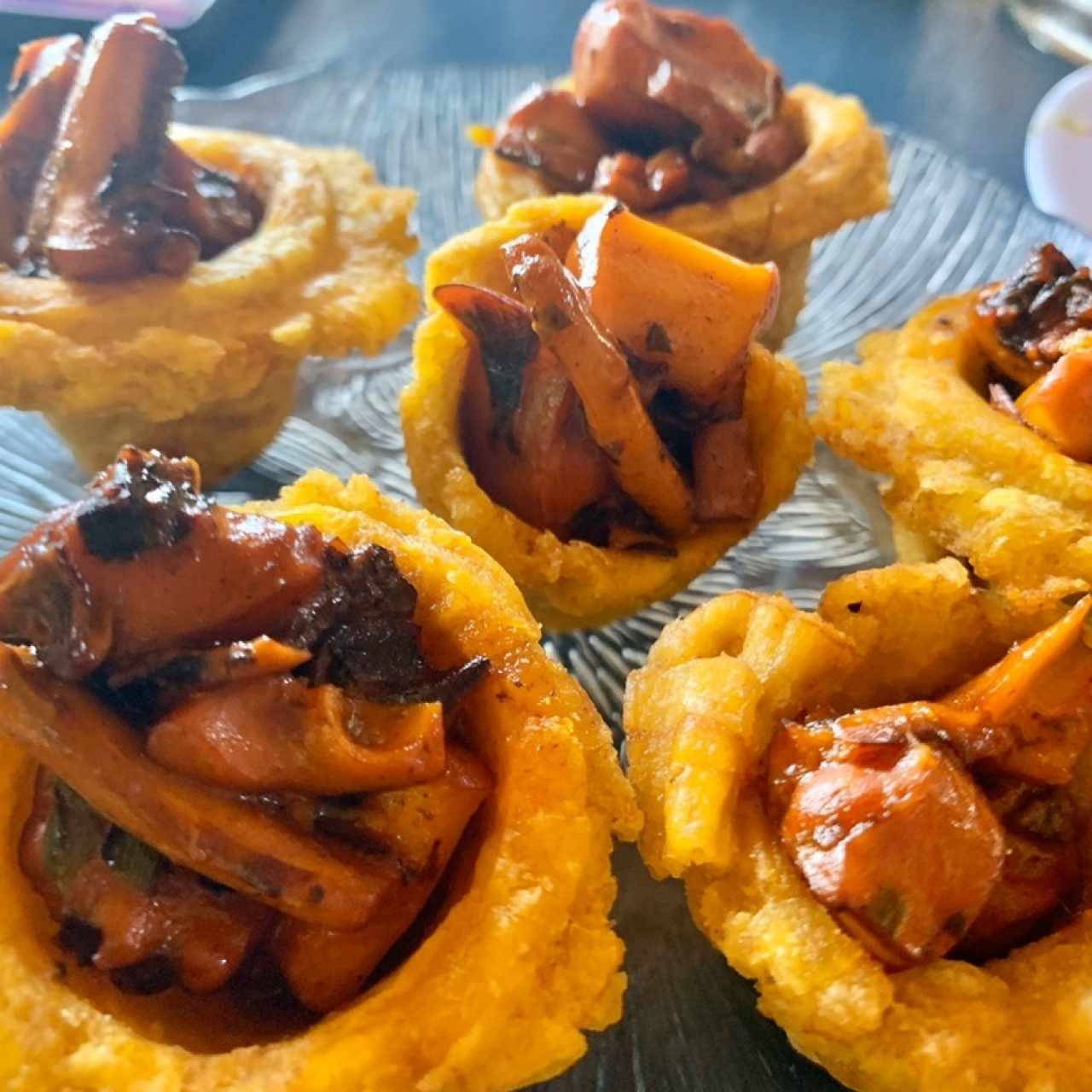 Canastitas de pulpo en salsa de coco.