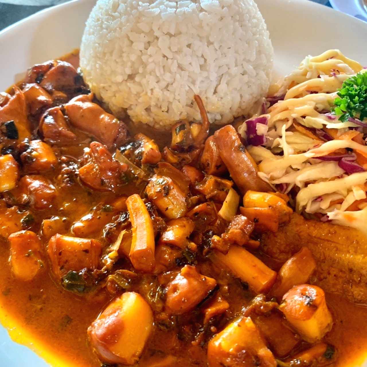 Pulpo en salsa de coco, con arroz com coco y ensalada de repollo.