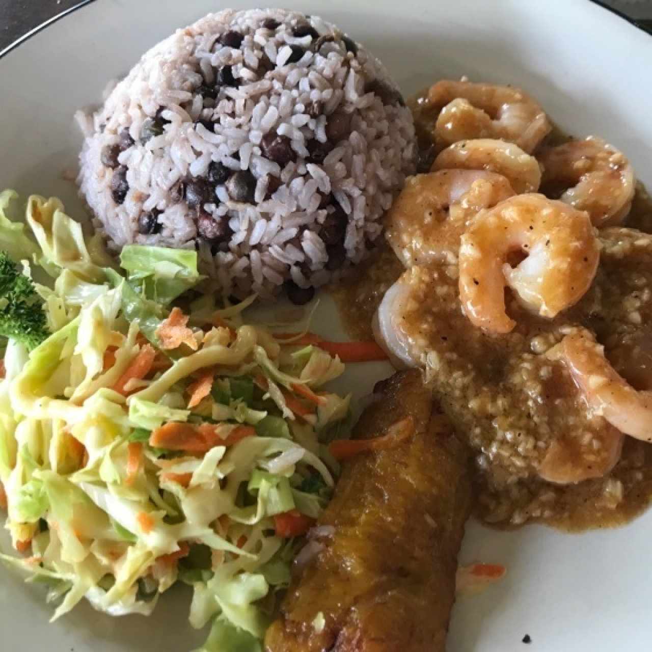 camarones al ajillo con arroz con guandú con coco